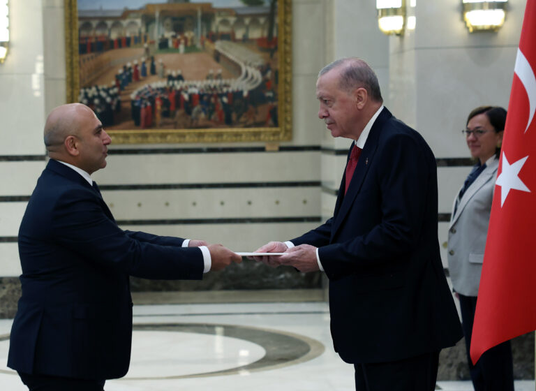 Rəşad Aslanov etimadnaməsini Ərdoğana təqdim etdi