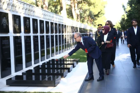 Birol Akgün Şəhidlər xiyabanını ziyarət etdi – FOTO