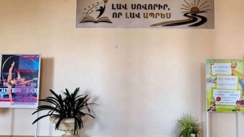 Ermənistan məktəblərində qəribə görüntü: divardakı yazıya baxın – FOTO