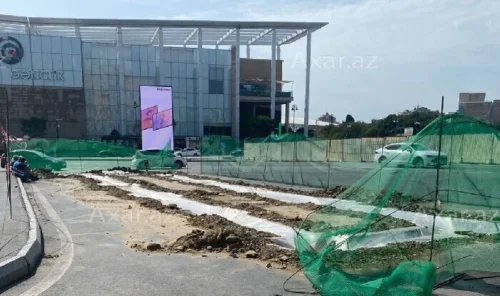 “Gənclik”də yolun ortasında nə tikilir? – FOTO