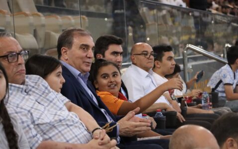 Niyazi Bayramov şəhid övladları ilə birgə “Kəpəz”-“Turan-Tovuz” oyununu izlədi – FOTOLAR