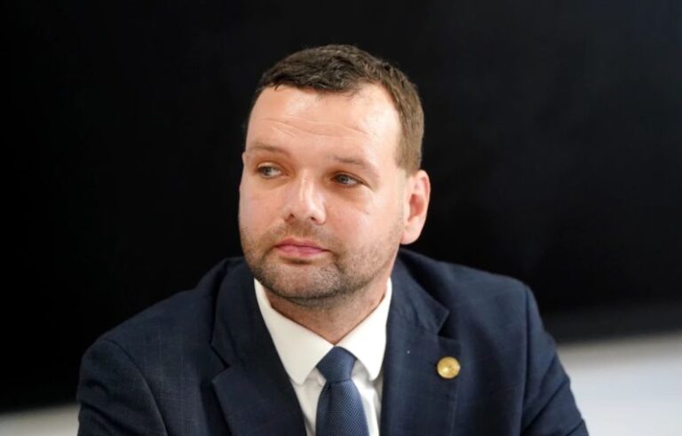 Sərxoş vəziyyətdə maşın sürən nazir saxlanıldı
