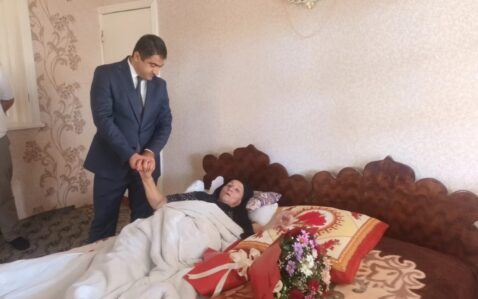 Seymur Orucov şəhid anasını evində ziyarət etdi – FOTOLAR