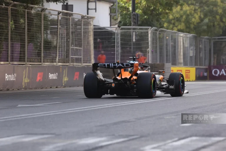 Formula 2: sprint yarışının qalibi mükafatlandırıldı - FOTOLAR