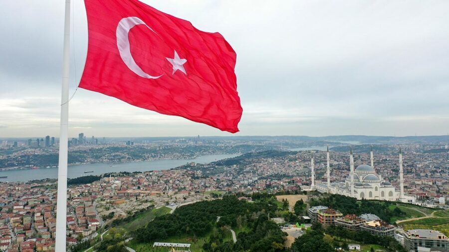 turkiyenin en buyuk bayragi camlica tepesi aa 1566744 900x506 1