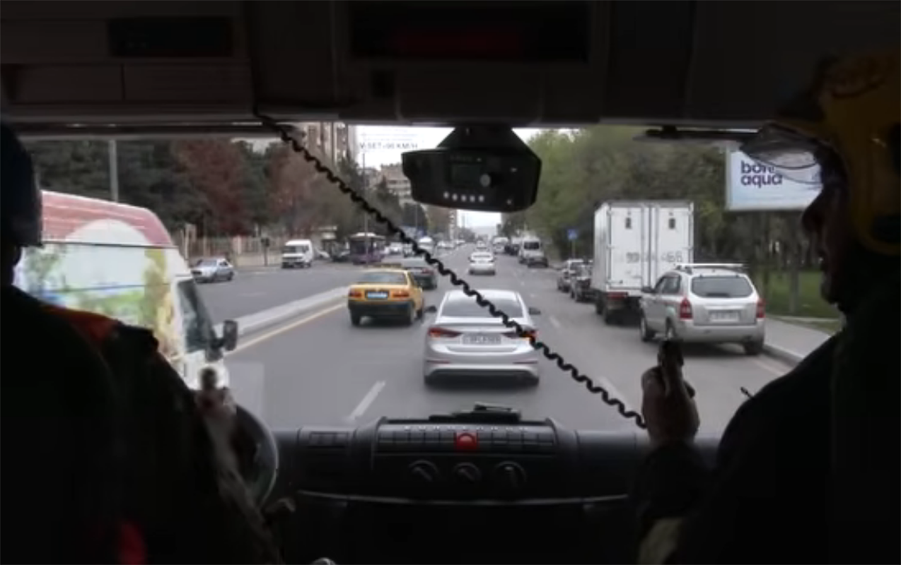 Bu avtomobillərə dərhal yol verin! - Müraciət 1