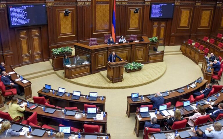 Драка в парламенте Армении: смотрите, что сделал Рубинян — ВИДЕО