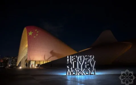 Heydər Əliyev Mərkəzi Çin bayrağının rəngləri ilə işıqlandırıldı – FOTOLAR