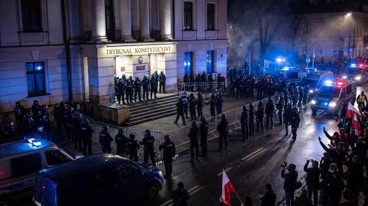 Tribunal ələ keçirildi, prezident təcili çağırış etdi – 11 il sonra skandal