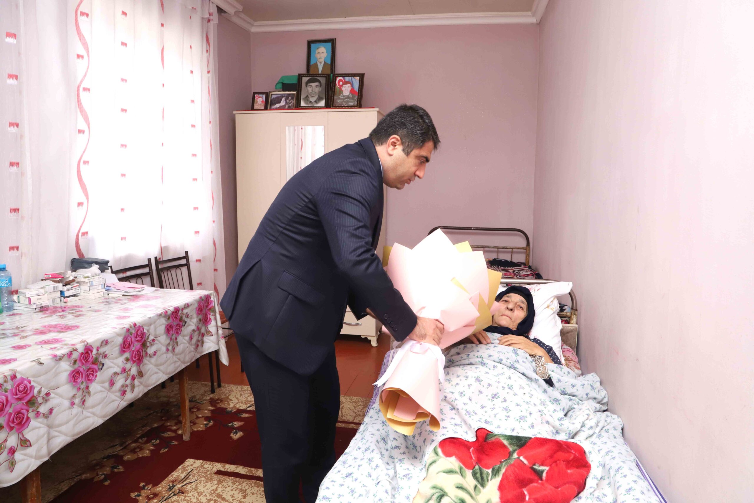 Ağstafada şəhid anası evində ziyarət olundu - FOTOLAR 2 Ashaqi Goyceli kendinde ziyaret 28 10 26 1 scaled