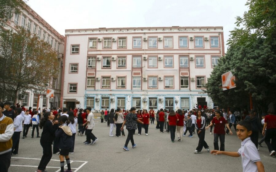 Bakıda məktəbli formasına qarşı yeni oyun – Bu liseylər hərəkətə keçdi