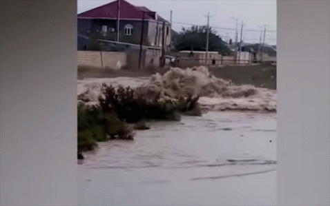 Sumqayıtda “fəvvarə”: evləri su basdı – Video
