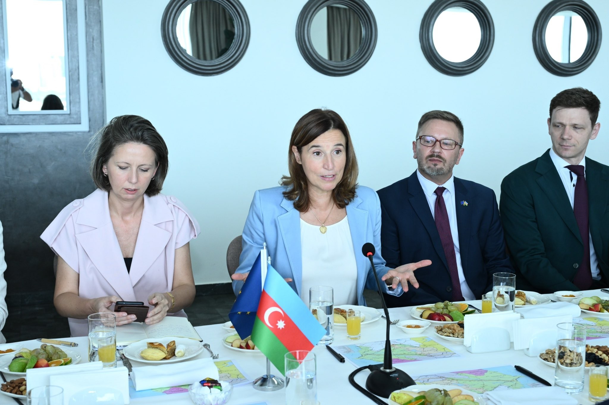 Azərbaycan–Aİ tərəfdaşlığı strateji əhəmiyyət daşıyır - Hikmət Hacıyev 2 ai 52