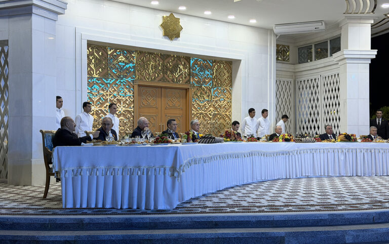 İlham Əliyev Türkmənistanda Nikol Paşinyanla söhbətləşdi - Foto