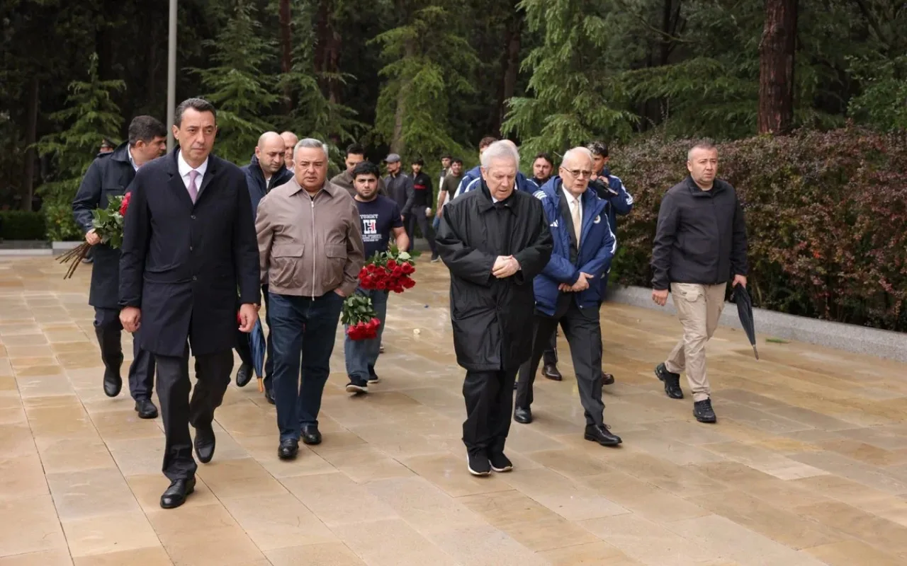 Əziz Yıldırım Heydər Əliyevin məzarını ziyarət etdi - FOTOLAR 2 eziz 1