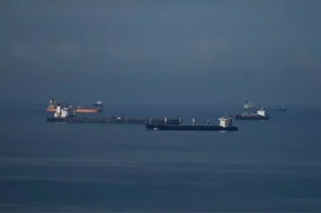 Hörmüzdə tankerə hücum: 12 dənizçi yaralandı