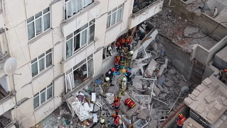İstanbulda çökən binada ölənlərin sayı artdı