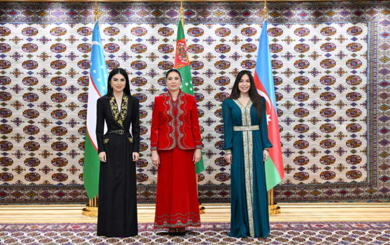 Leyla Əliyeva Berdiməhəmmədov və Mirziyoyevin qızları ilə - FOTOLAR