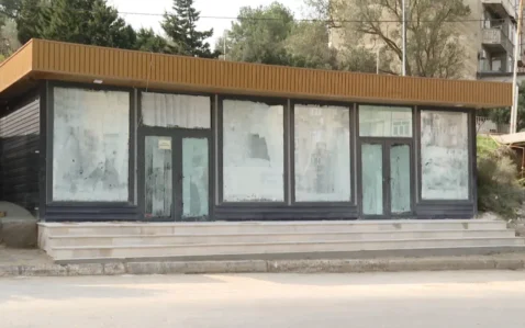 Bu obyekt piyada səkisinin üzərində inşa edilib? – VİDEO