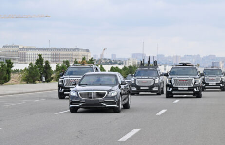 İlham Əliyev sükan arxasında, Kadırov yanında… – FOTO