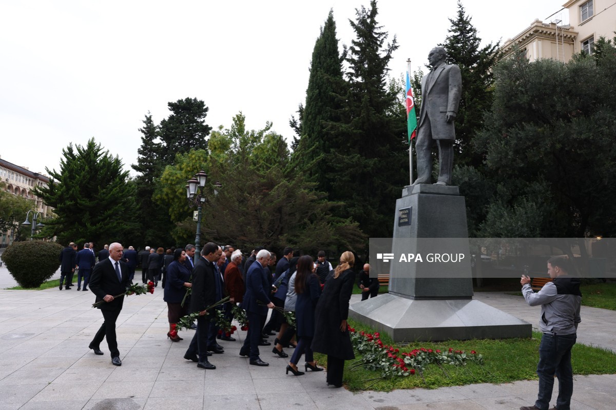 Bakıda Atatürkün heykəli ziyarət olundu - FOTOLAR 3 vc 3