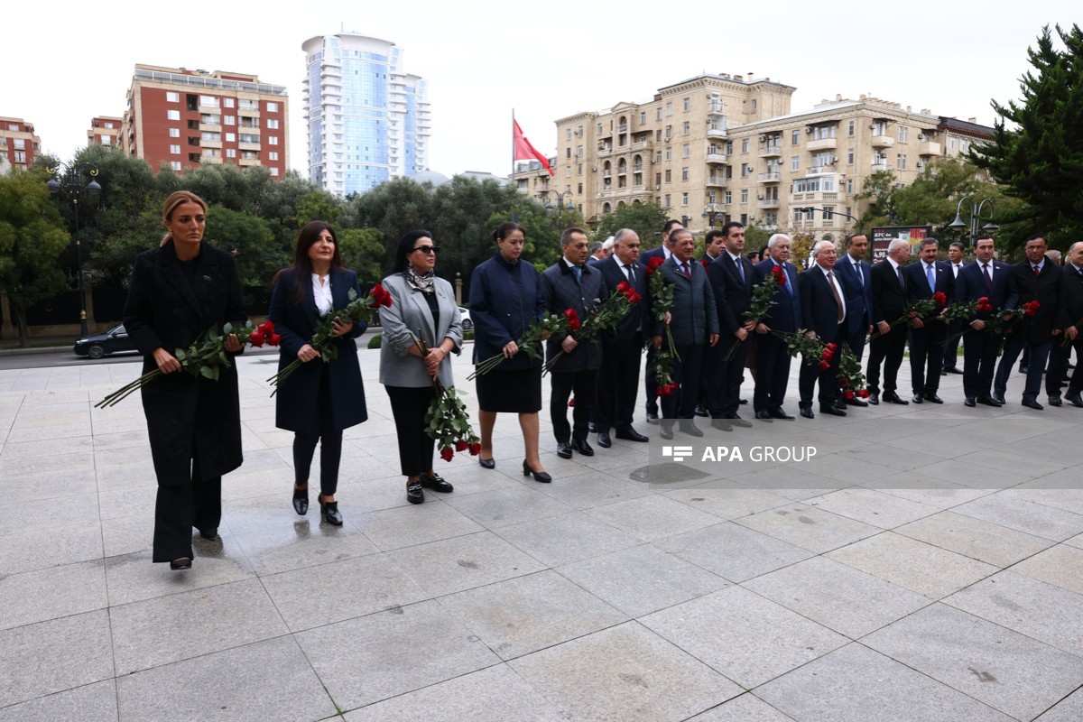 Bakıda Atatürkün heykəli ziyarət olundu - FOTOLAR 4 vc 4