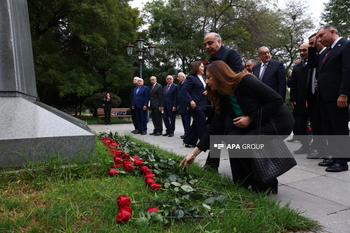 Bakıda Atatürkün heykəli ziyarət olundu - FOTOLAR 5 vc 5