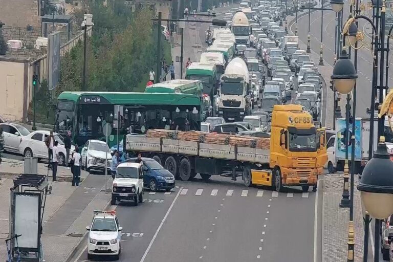 8 Noyabr prospektində hərəkət bərpa olundu