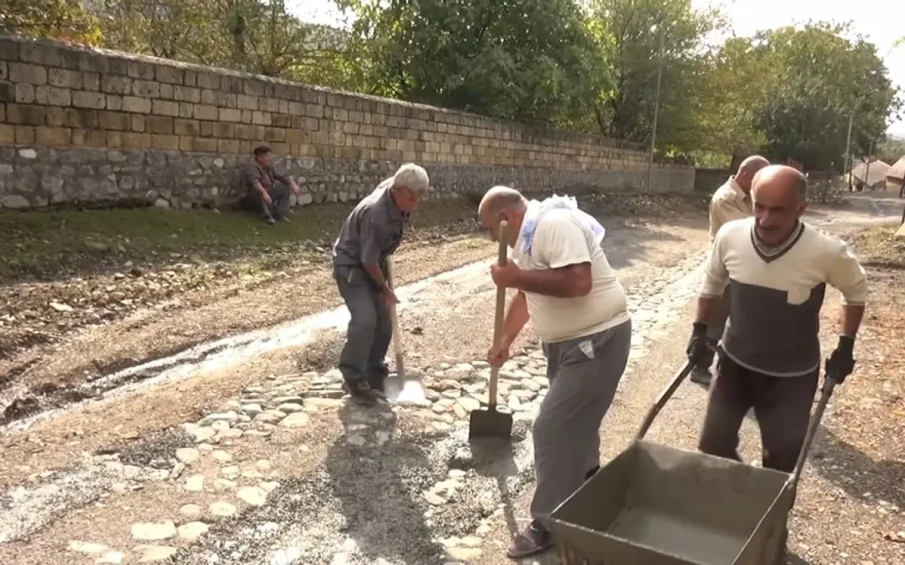 Şəkidə sakinlər öz pulları ilə yol çəkirlər - VİDEO 1